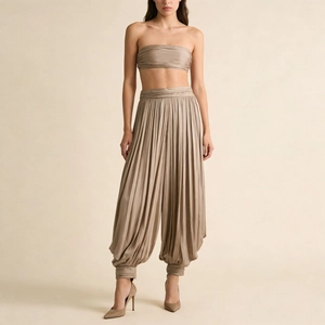 Détail d'un ensemble deux pièces en satin champagne avec pantalon sarouel drapé taille haute