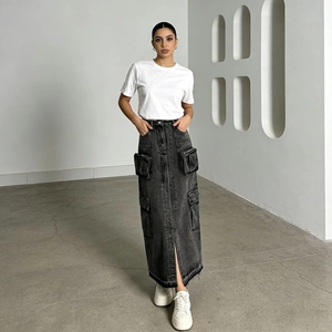 Dettaglio di una gonna di jeans grigio scuro con tasche cargo e spacco frontale