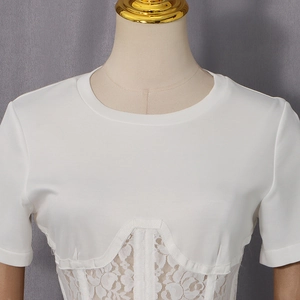Dettaglio del top a corsetto bianco con pizzo floreale e scollatura rotonda moderna