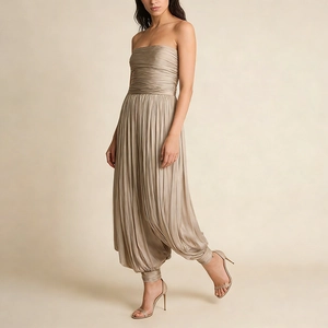 Détail d'une combinaison bustier plissée or champagne avec lustre satiné
