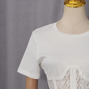 Dettaglio del top bianco a maniche corte con vita a corsetto e inserti in pizzo raffinato