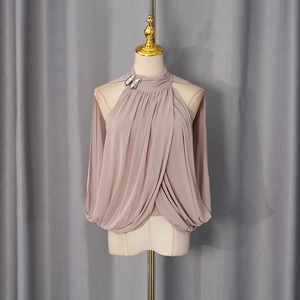 Detail eines mauvefarbenen Neckholder-Tops mit Metallakzenten und elegantem Faltenwurf
