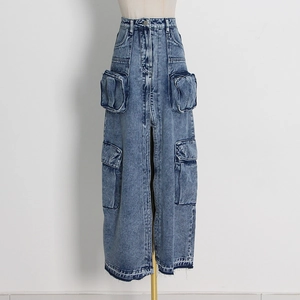 Dettaglio di gonna lunga in denim vintage con grandi tasche cargo e spacco