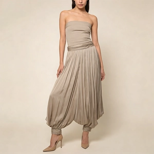 Vue détaillée d'une combinaison plissée beige avec haut bustier et pantalon bouffant