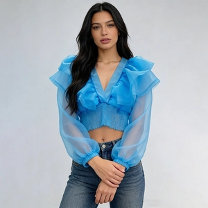 Dettaglio del crop top blu acceso con scollo a V, volant in mesh e vita arricciata elastica