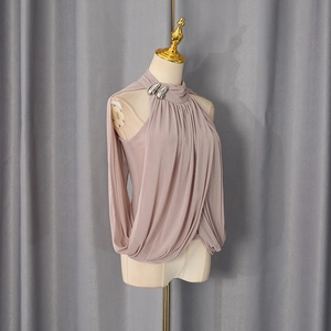 Detail des hellvioletten Neckholder-Tops mit Faltenlagen und silbernen Metallschnallen