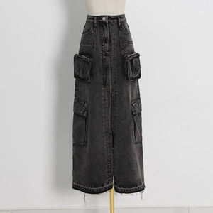 Dettaglio gonna cargo in denim nero vintage con grandi tasche e bordo a taglio vivo