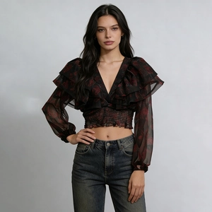 Dettaglio del crop top floreale in mesh con spalle a balze e vita elastica arricciata