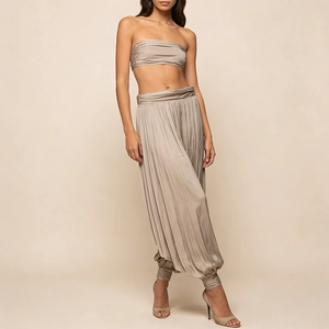 Ensemble chic couleur champagne avec haut bandeau et pantalon sarouel plissé