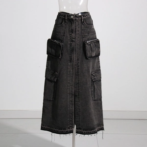 Dettaglio gonna di jeans grigio scuro con tasche cargo e orlo a taglio vivo sfrangiato