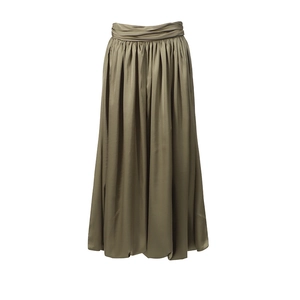 Gros plan d'une jupe en satin plissée vert olive montrant les plis à la taille