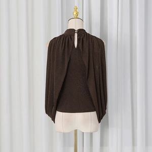 Detail des eleganten dunkelbraunen ärmellosen Stricktops mit Glitzereffekt und offenem Rücken