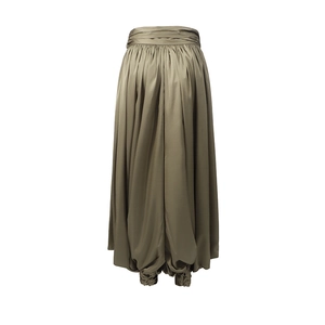 Détail du pantalon lanterne en satin vert olive montrant les poignets et la texture soie