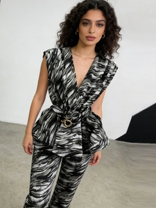 Women Elegant Sleeveless V-Neck Top Abstract Stripe Print Waisted Design With Belt Gold Buckle Fashion Commuter Blouse