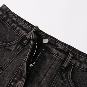 Dettaglio ravvicinato della vita in denim nero lavato con bottone in metallo e cerniera
