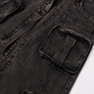 Dettaglio della tasca cargo e trama denim lavato pesante sulla gonna grigio scuro