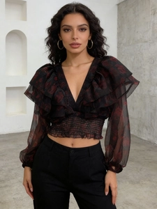 Top corto in rete floreale con volant e scollo a V per un look femminile elegante