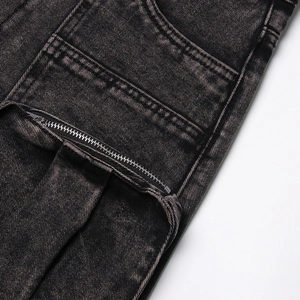 Dettaglio gonna in denim grigio scuro con grande tasca cargo e cerniera metallica argentata
