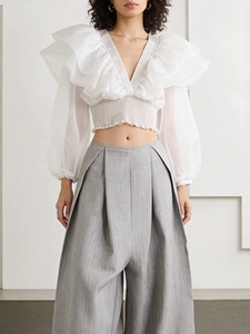 Top corto chic con scollo a V e volant in organza e pantaloni larghi grigi a vita alta