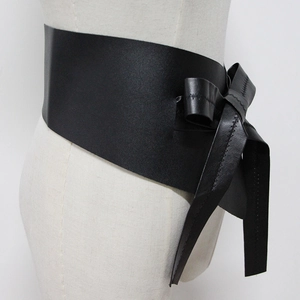 Large ceinture obi noire élégante en cuir pour femme avec grand nœud latéral décoratif