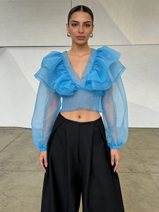 Top aderente in mesh blu con scollo a V a balze e vita a punto smock da donna
