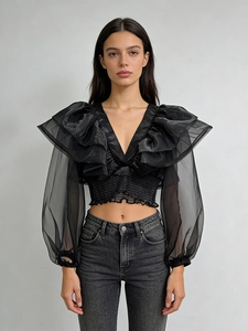 Top corto nero aderente con scollo a V, volant e maniche a lanterna in mesh trasparente