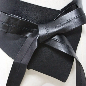 Corset large en similicuir noir avec lacets en nœud et surpiqûres décoratives