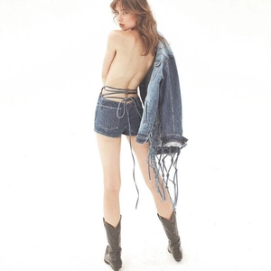 Gewaschene blaue High-Waist-Denim-Shorts mit Schnürung hinten und Fransenjacke
