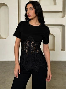 T-shirt nera slim fit con vita a corsetto in pizzo e corpetto strutturato chic