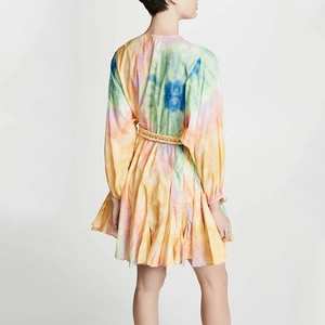 Vue arrière d'une robe trapèze tie-dye arc-en-ciel avec ourlet plissé et ceinture tressée