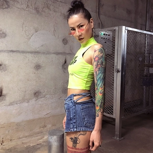 Detail von High-Waist Denim-Shorts mit seitlicher Schnürung im trendigen Streetstyle