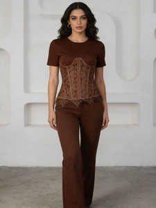 Top in pizzo marrone con dettaglio corsetto e pantaloni dritti coordinati da donna