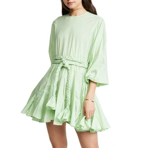 Robe courte vert menthe à manches longues avec ceinture en corde tressée et pompon