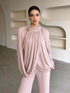 Elegantes altrosa Set mit drapiertem Neckholder-Oberteil und passender fließender Hose