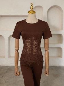 T-shirt marrone scuro a maniche corte con vita a corsetto in pizzo e pantaloni abbinati