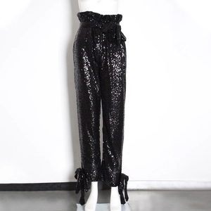 Pantaloni neri con paillettes a vita alta con fiocco in vita e polsini con lacci