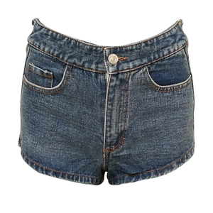 Detail von High-Waist Denim-Shorts mit Metallknopfverschluss und klassischer Naht
