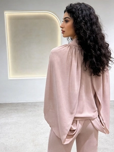 Elegantes altrosa Set aus langärmeligem Oberteil mit Cape-Rücken und passender Hose