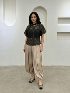 Chemise chic en dentelle noire et pantalon bouffant plissé pour un look de rue moderne