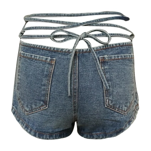 Detail der High-Waist-Denim-Shorts mit kreativen Schnürungen an der Taille in Blau