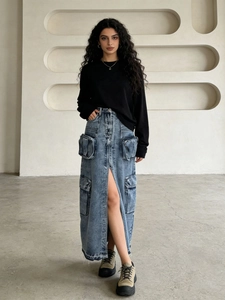 Gonna midi in denim con tasche cargo e spacco alto in lavaggio blu classico