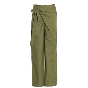 Détail du pantalon cargo vert olive à taille haute avec une ceinture à nœud enveloppante