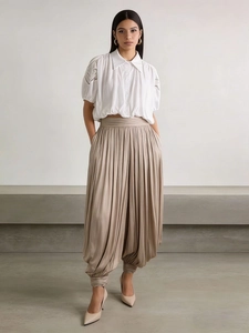 Ensemble chemise blanche en dentelle et pantalon plissé taille haute champagne