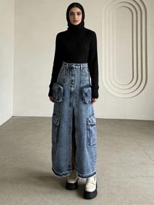 Gonna lunga di jeans blu lavato a vita alta con tasche cargo e spacco anteriore