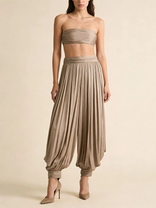 Ensemble élégant en satin camel avec pantalon sarouel plissé et haut bandeau