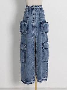 Gonna lunga cargo in denim lavaggio azzurro con vita alta e ampie tasche laterali