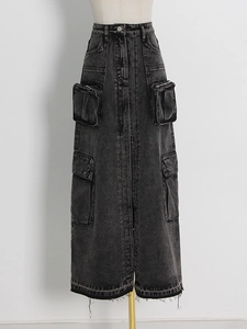 Gonna midi in denim grigio scuro a vita alta con quattro tasche e orlo sfrangiato