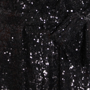 Dettagli macro in paillettes nere con texture lucida su questi pantaloni casual da donna