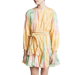 Robe courte tie-dye arc-en-ciel à manches lanternes et ceinture tressée à pompons