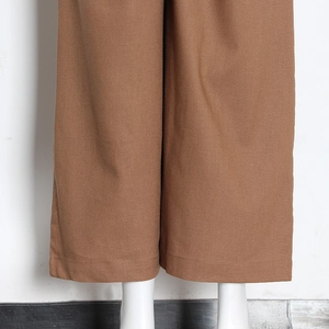 Vue détaillée du pantalon large caramel à taille haute avec coutures de précision